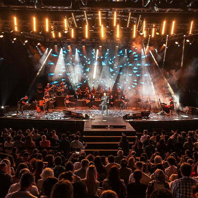 Menajeri tarafından organize edilen bir konserde izleyiciler